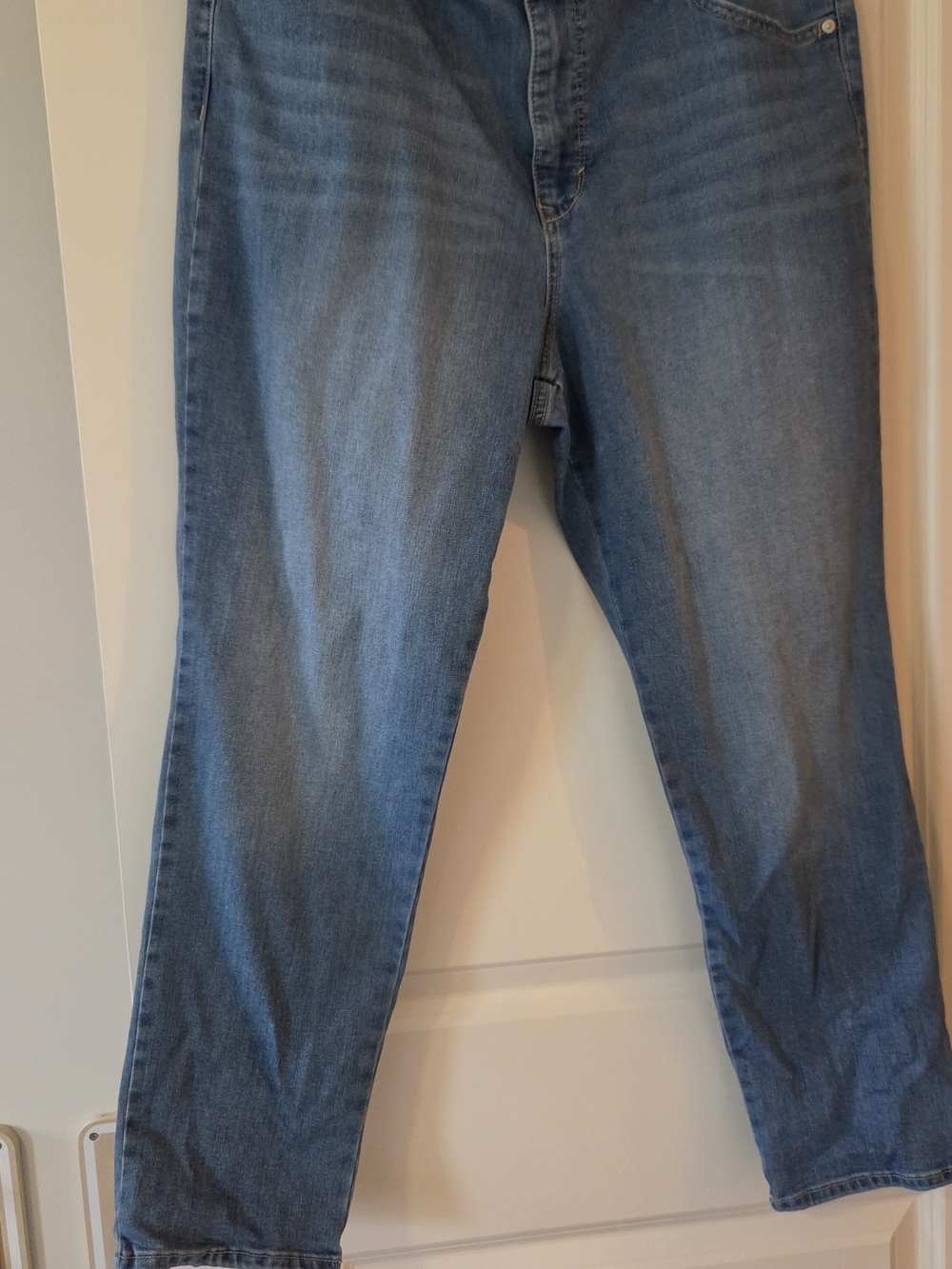 Elle Straight-Leg Jeans in Light Blue Wash